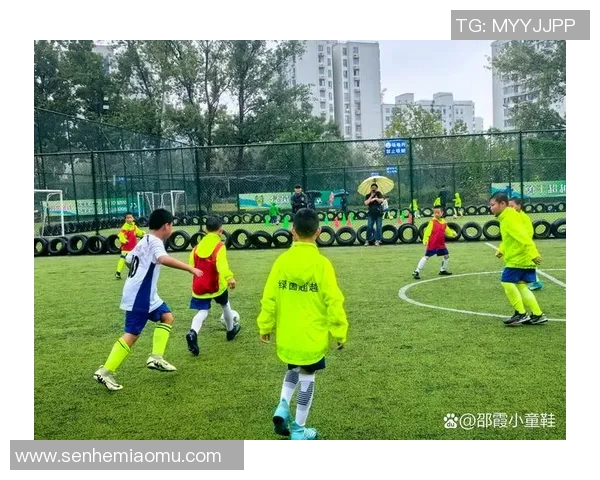 小女孩在足球场追逐梦想 球星带她走向未来的奇妙旅程