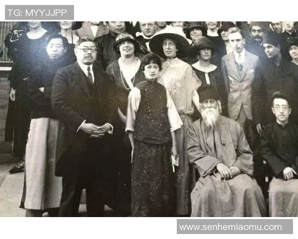 退役足球球星温情重聚再现绿茵岁月留下珍贵合影瞬间